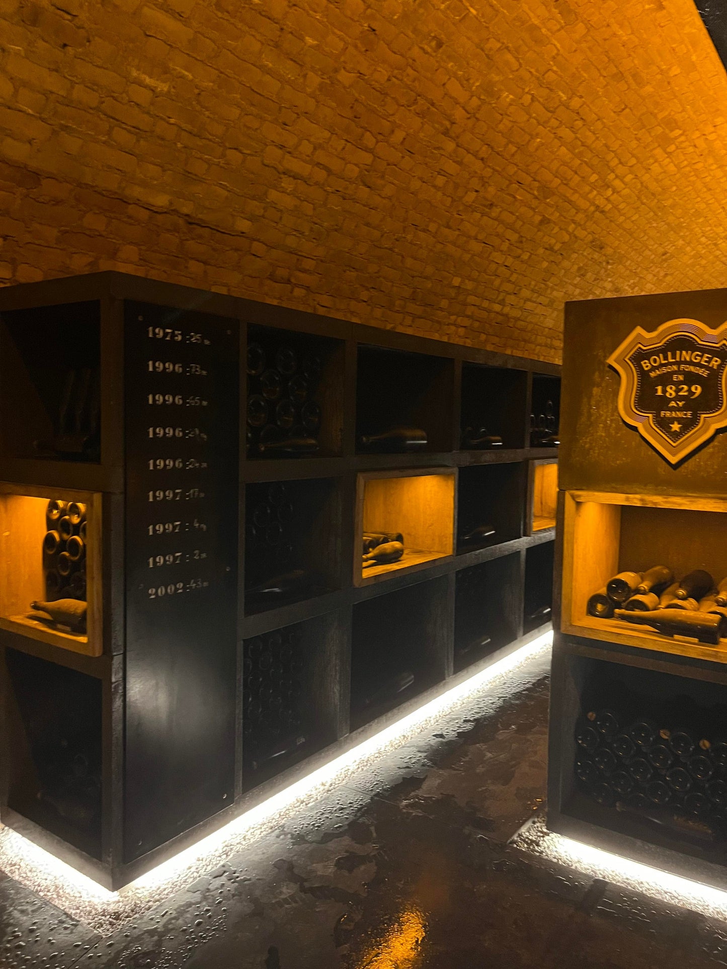 Champagne tour - Bollinger - Visting the champagne caves - Aÿ